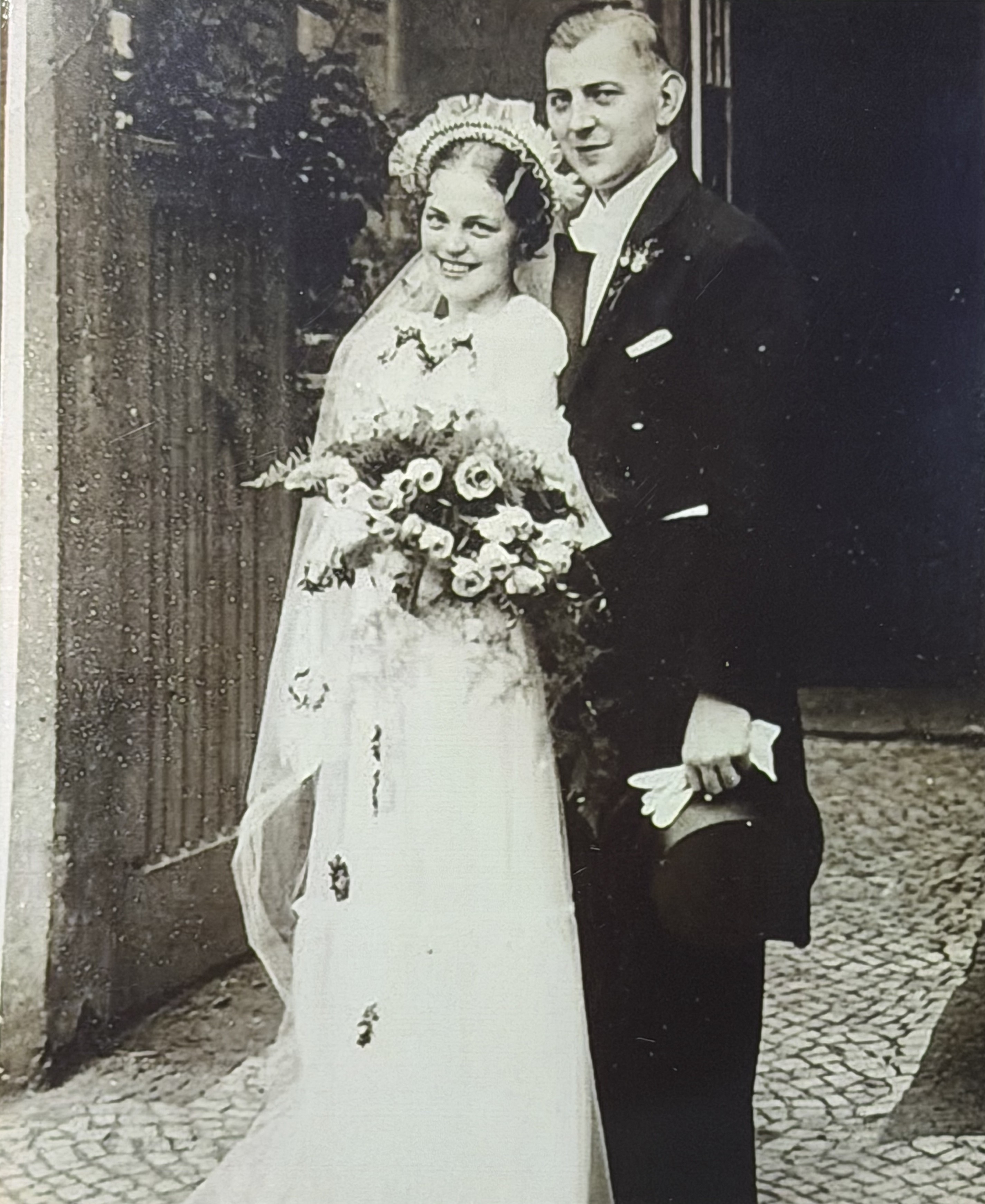 Historical wedding photo from the 1930s - discovering family treasures through genealogy research